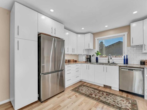 106 Rossland Road Se, Medicine Hat, AB - Indoor Photo Showing Kitchen With Stainless Steel Kitchen With Upgraded Kitchen
