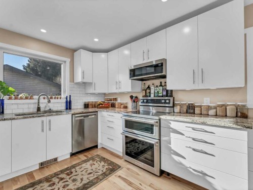 106 Rossland Road Se, Medicine Hat, AB - Indoor Photo Showing Kitchen With Stainless Steel Kitchen With Upgraded Kitchen
