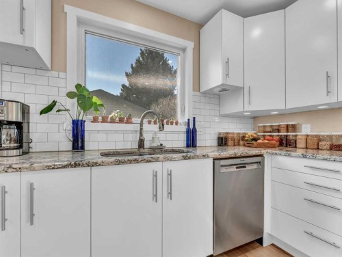 106 Rossland Road Se, Medicine Hat, AB - Indoor Photo Showing Kitchen With Upgraded Kitchen