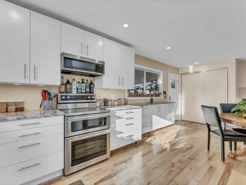 106 Rossland Road Se, Medicine Hat, AB - Indoor Photo Showing Kitchen