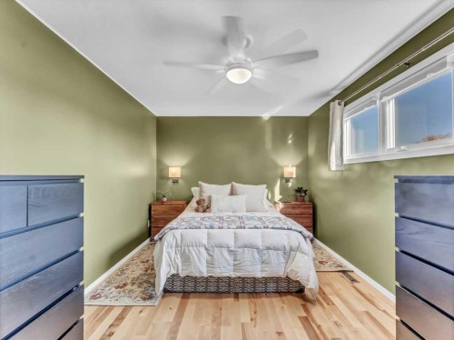 106 Rossland Road Se, Medicine Hat, AB - Indoor Photo Showing Bedroom