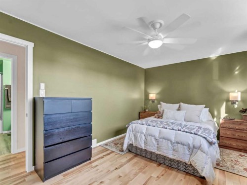 106 Rossland Road Se, Medicine Hat, AB - Indoor Photo Showing Bedroom