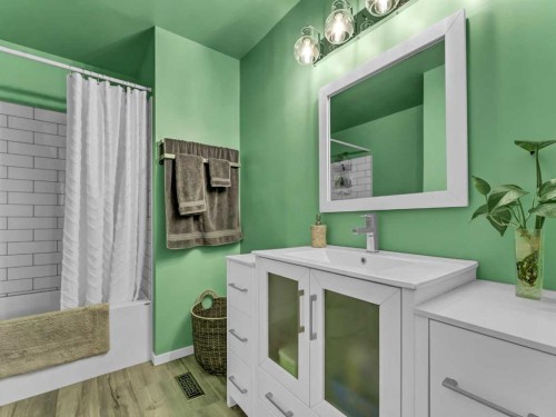 106 Rossland Road Se, Medicine Hat, AB - Indoor Photo Showing Bathroom