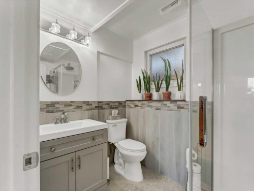 106 Rossland Road Se, Medicine Hat, AB - Indoor Photo Showing Bathroom