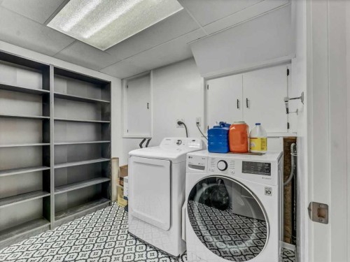 106 Rossland Road Se, Medicine Hat, AB - Indoor Photo Showing Laundry Room