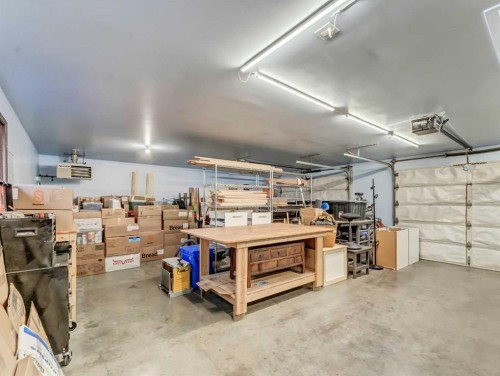 106 Rossland Road Se, Medicine Hat, AB - Indoor Photo Showing Garage