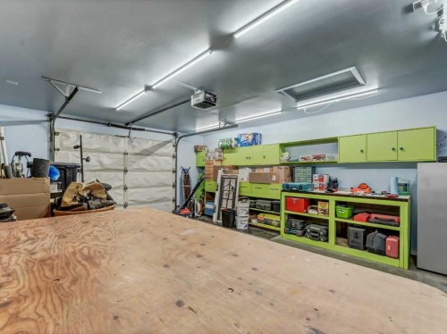 106 Rossland Road Se, Medicine Hat, AB - Indoor Photo Showing Garage