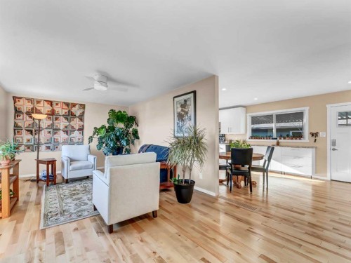 106 Rossland Road Se, Medicine Hat, AB - Indoor Photo Showing Living Room