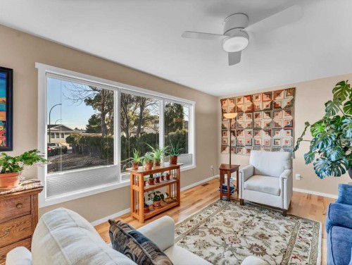 106 Rossland Road Se, Medicine Hat, AB - Indoor Photo Showing Living Room