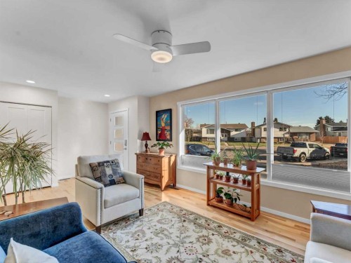 106 Rossland Road Se, Medicine Hat, AB - Indoor Photo Showing Living Room
