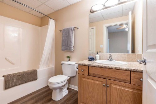 329-201 River Ridge Drive Nw, Medicine Hat, AB - Indoor Photo Showing Bathroom