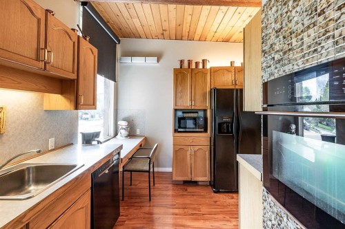 22 Chinook Drive Sw, Medicine Hat, AB - Indoor Photo Showing Kitchen