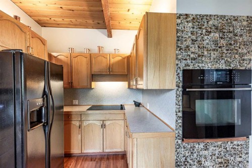 22 Chinook Drive Sw, Medicine Hat, AB - Indoor Photo Showing Kitchen