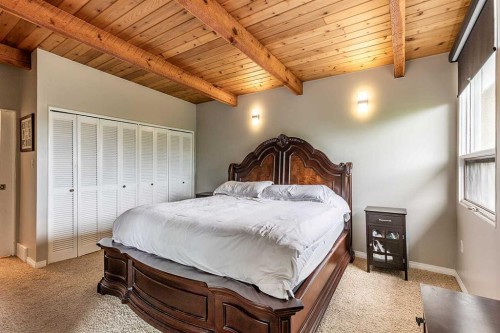 22 Chinook Drive Sw, Medicine Hat, AB - Indoor Photo Showing Bedroom