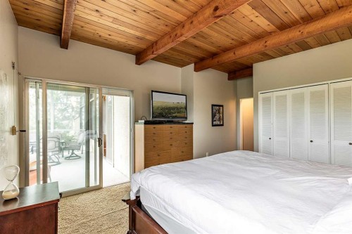 22 Chinook Drive Sw, Medicine Hat, AB - Indoor Photo Showing Bedroom