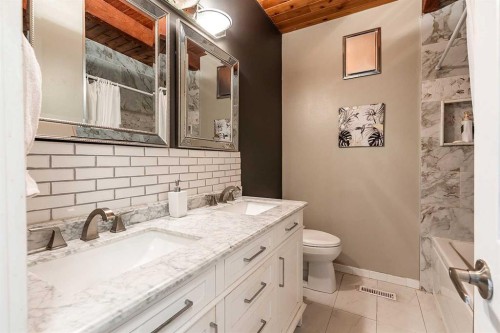 22 Chinook Drive Sw, Medicine Hat, AB - Indoor Photo Showing Bathroom
