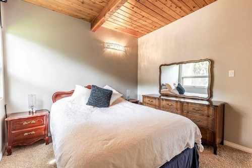 22 Chinook Drive Sw, Medicine Hat, AB - Indoor Photo Showing Bedroom