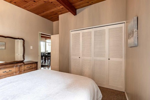 22 Chinook Drive Sw, Medicine Hat, AB - Indoor Photo Showing Bedroom