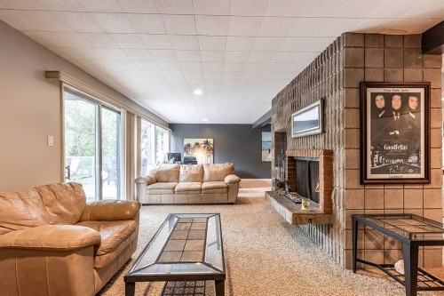 22 Chinook Drive Sw, Medicine Hat, AB - Indoor Photo Showing Living Room With Fireplace
