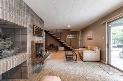 22 Chinook Drive Sw, Medicine Hat, AB - Indoor Photo Showing Other Room