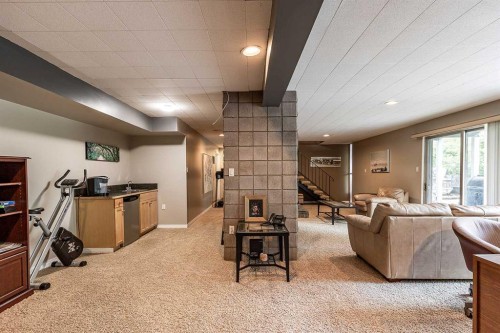 22 Chinook Drive Sw, Medicine Hat, AB - Indoor Photo Showing Other Room