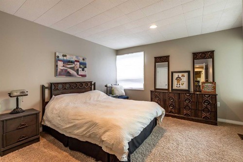 22 Chinook Drive Sw, Medicine Hat, AB - Indoor Photo Showing Bedroom