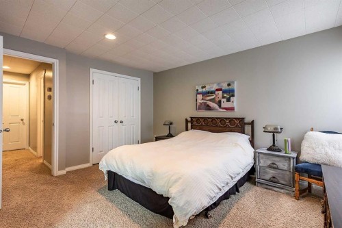 22 Chinook Drive Sw, Medicine Hat, AB - Indoor Photo Showing Bedroom