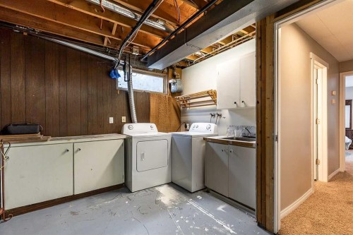 22 Chinook Drive Sw, Medicine Hat, AB - Indoor Photo Showing Laundry Room