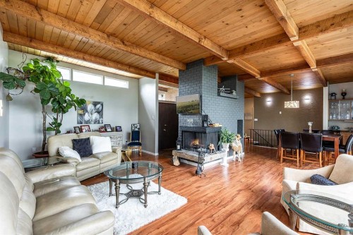 22 Chinook Drive Sw, Medicine Hat, AB - Indoor Photo Showing Living Room
