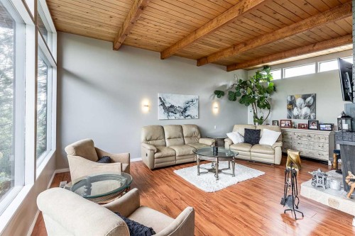 22 Chinook Drive Sw, Medicine Hat, AB - Indoor Photo Showing Living Room