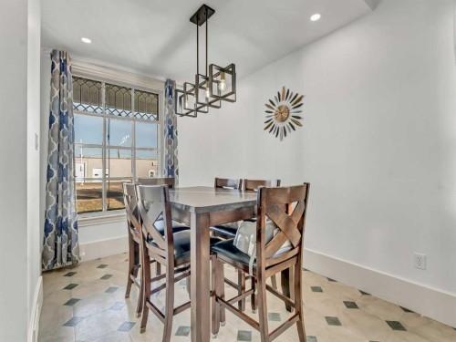 27 4 Street Sw, Medicine Hat, AB - Indoor Photo Showing Dining Room