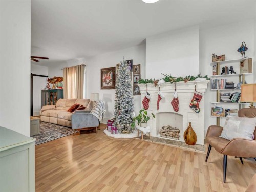 27 4 Street Sw, Medicine Hat, AB - Indoor Photo Showing Living Room