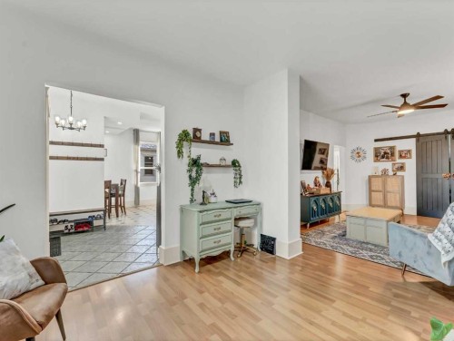 27 4 Street Sw, Medicine Hat, AB - Indoor Photo Showing Living Room
