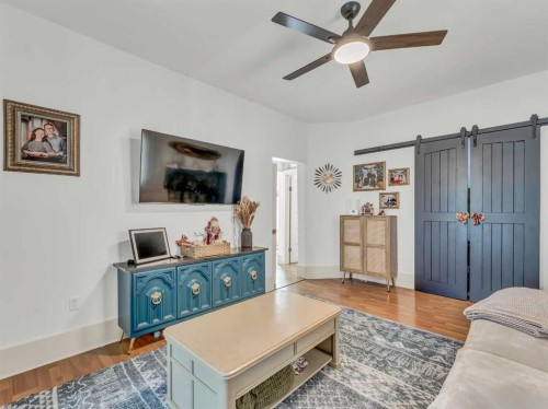 27 4 Street Sw, Medicine Hat, AB - Indoor Photo Showing Living Room