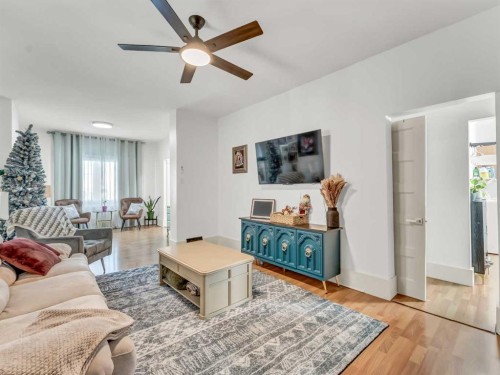 27 4 Street Sw, Medicine Hat, AB - Indoor Photo Showing Living Room