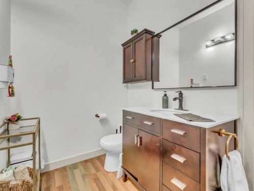 27 4 Street Sw, Medicine Hat, AB - Indoor Photo Showing Bathroom