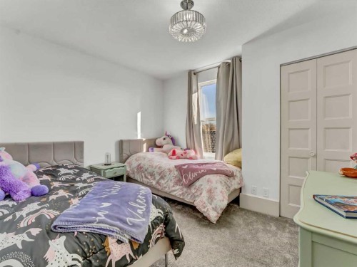 27 4 Street Sw, Medicine Hat, AB - Indoor Photo Showing Bedroom