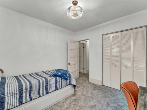 27 4 Street Sw, Medicine Hat, AB - Indoor Photo Showing Bedroom