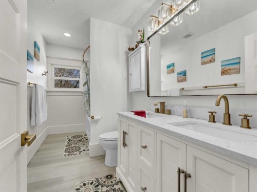 27 4 Street Sw, Medicine Hat, AB - Indoor Photo Showing Bathroom