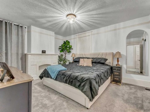 27 4 Street Sw, Medicine Hat, AB - Indoor Photo Showing Bedroom