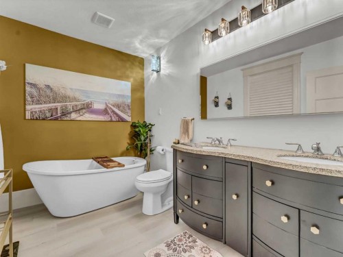 27 4 Street Sw, Medicine Hat, AB - Indoor Photo Showing Bathroom