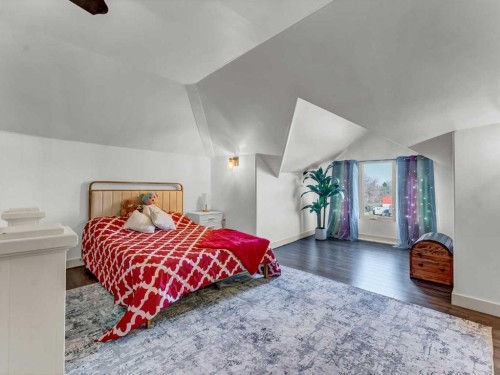 27 4 Street Sw, Medicine Hat, AB - Indoor Photo Showing Bedroom