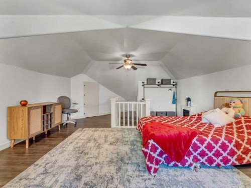 27 4 Street Sw, Medicine Hat, AB - Indoor Photo Showing Bedroom