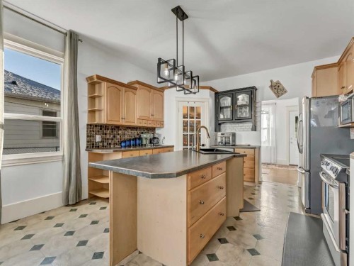 27 4 Street Sw, Medicine Hat, AB - Indoor Photo Showing Kitchen