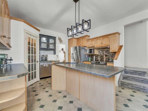 27 4 Street Sw, Medicine Hat, AB - Indoor Photo Showing Kitchen