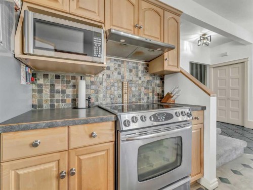 27 4 Street Sw, Medicine Hat, AB - Indoor Photo Showing Kitchen