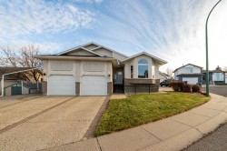 11 Redwood Place SE Medicine Hat, AB T1B 4A1