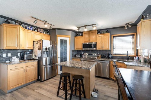 484 Stark Way Se, Medicine Hat, AB - Indoor Photo Showing Kitchen