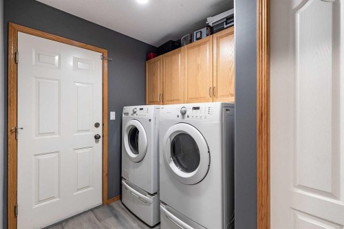 484 Stark Way Se, Medicine Hat, AB - Indoor Photo Showing Laundry Room
