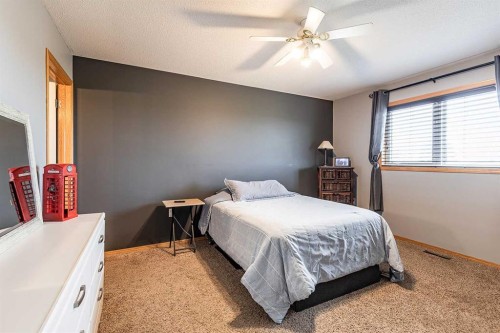 484 Stark Way Se, Medicine Hat, AB - Indoor Photo Showing Bedroom